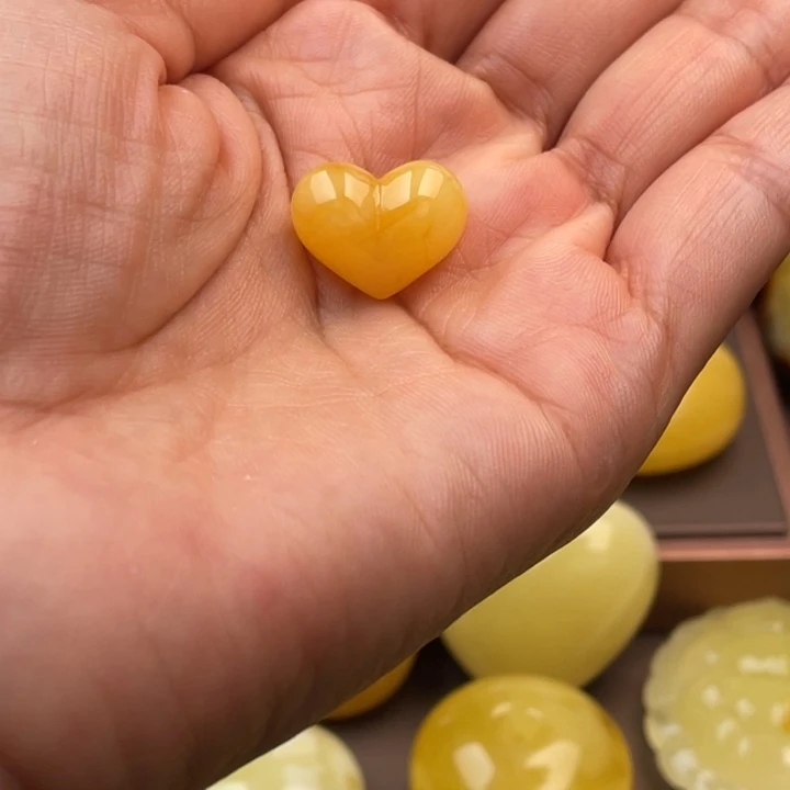 琥珀未镶嵌颈饰蜜蜡