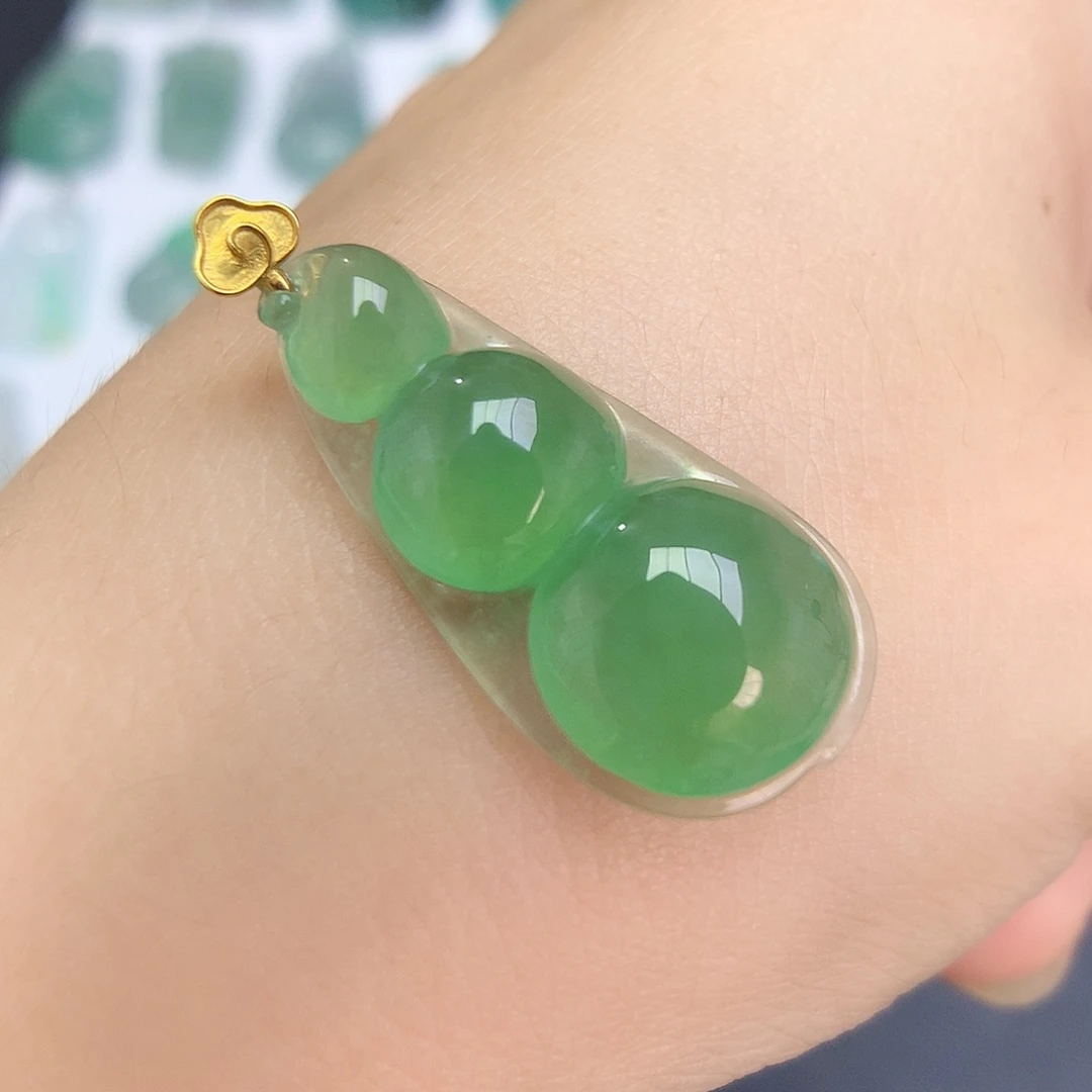 翡翠18K金镶嵌颈饰福豆