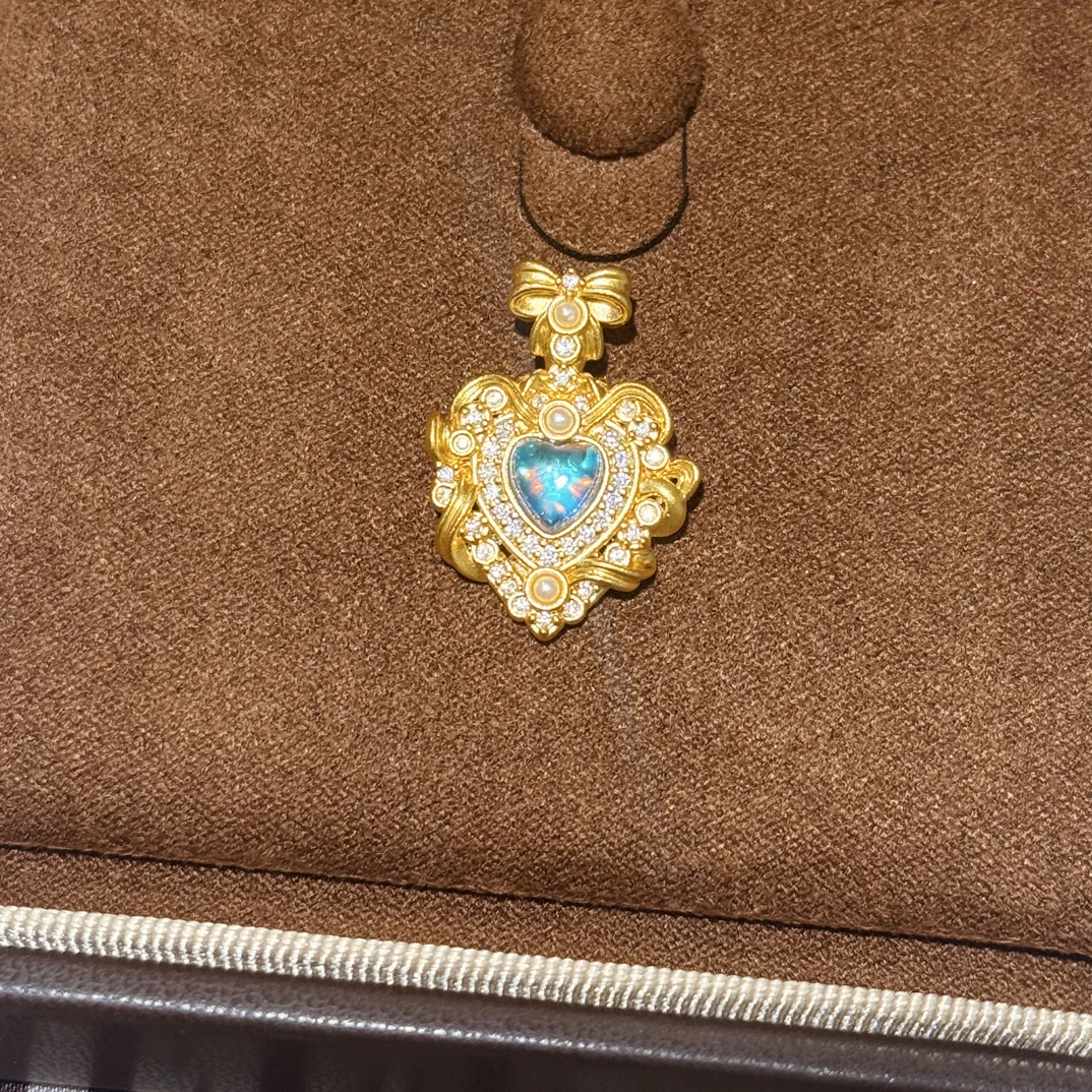 Love Pioneer足金999月光石爱心点钻吊坠