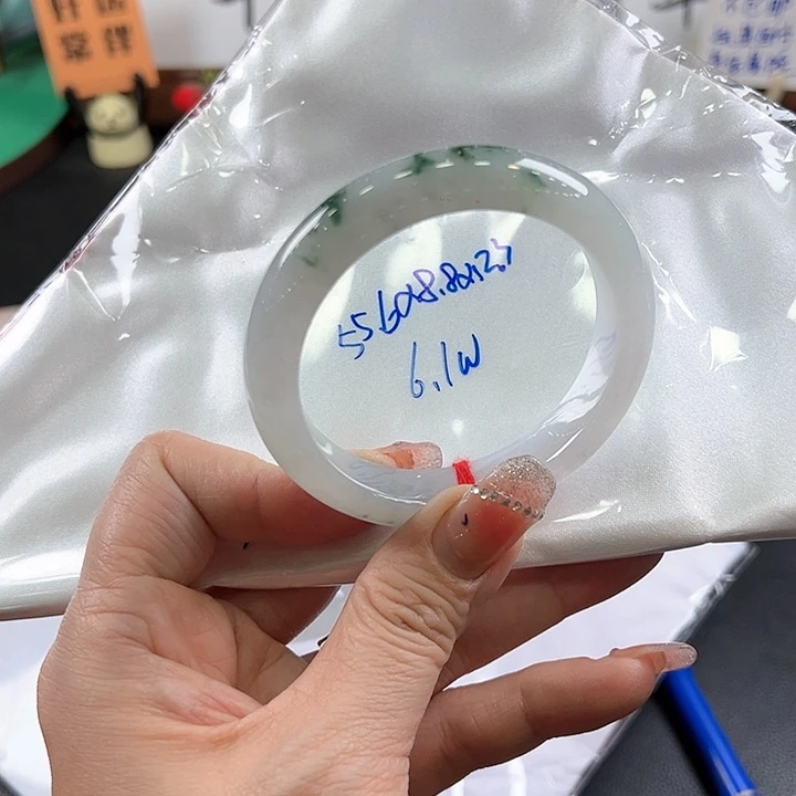 翡翠手镯未镶嵌冰飘花