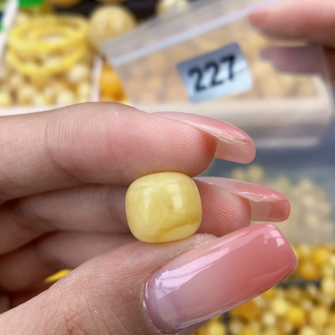 未镶嵌琥珀珠宝奇石11.4