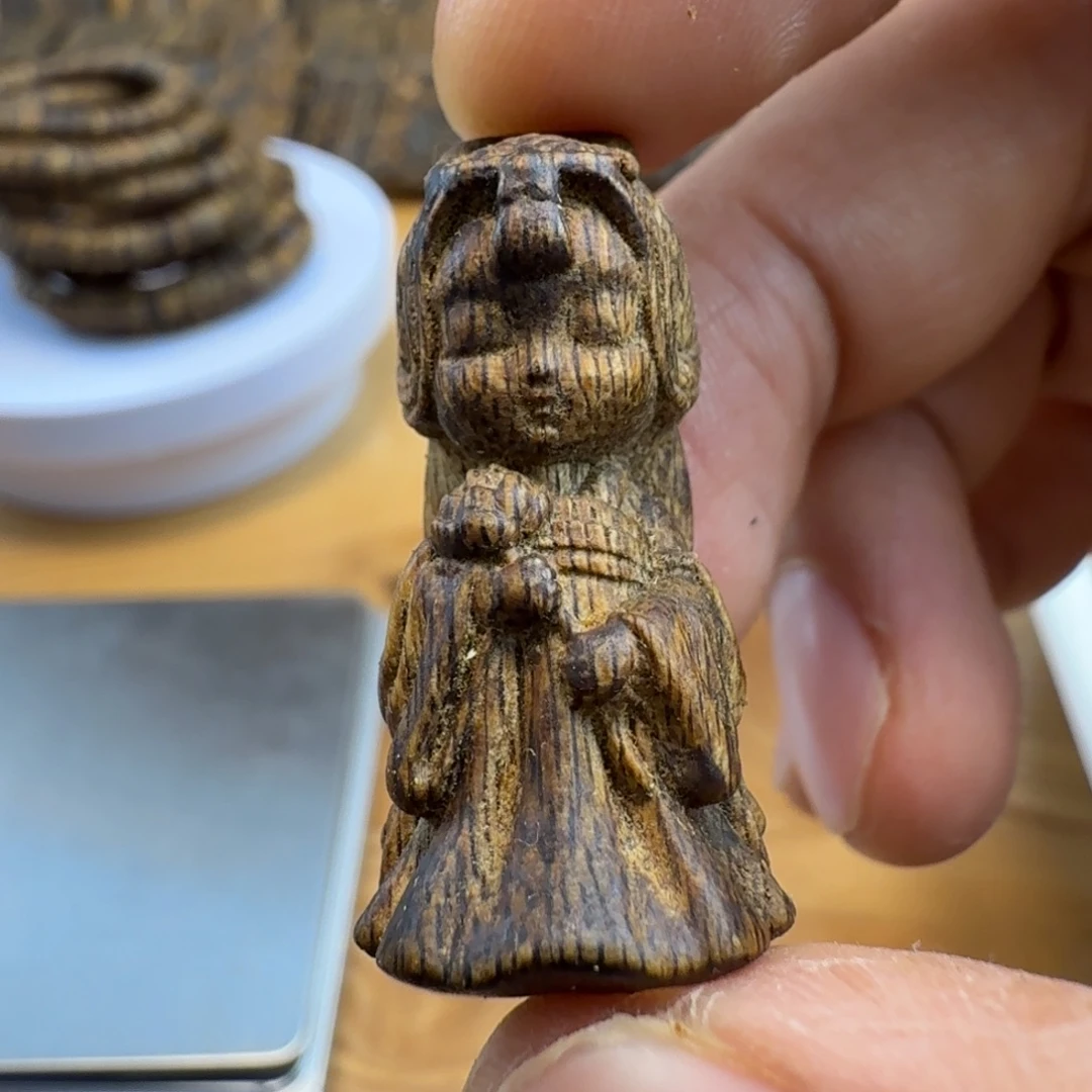 香料绿棋沉香小公主手工雕刻摆件2.2克