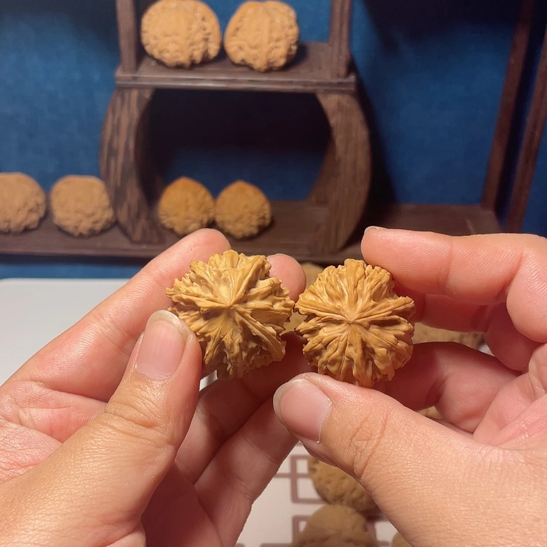 ?文玩核桃手把件三棱