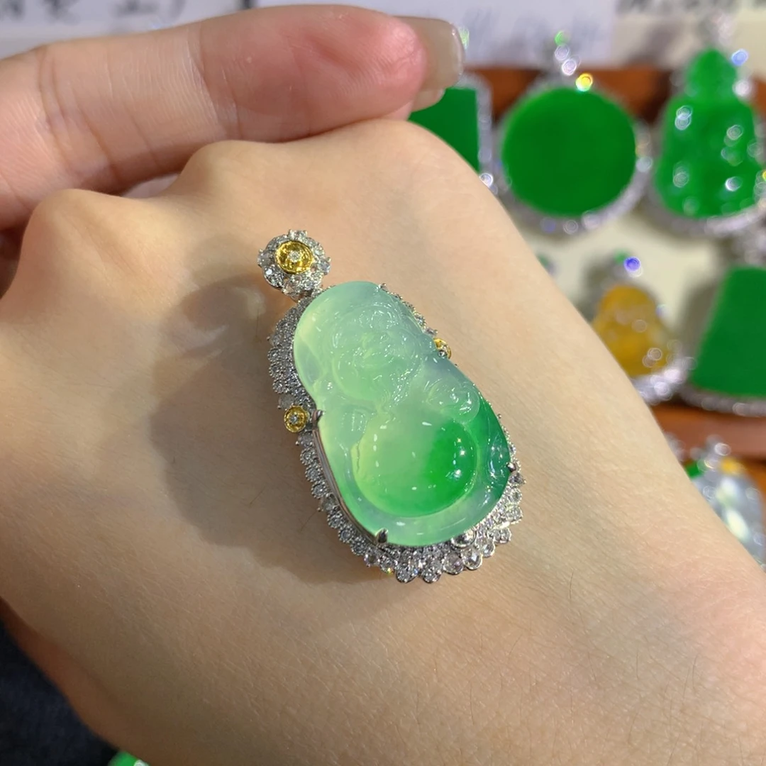 颈饰18K金镶嵌翡翠