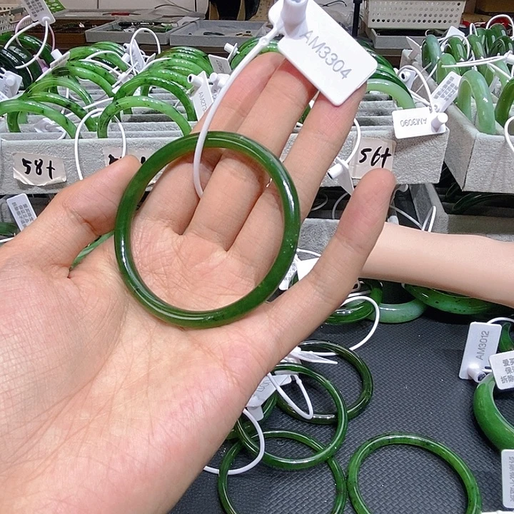 女***爷和田玉（碧玉）未镶嵌手镯