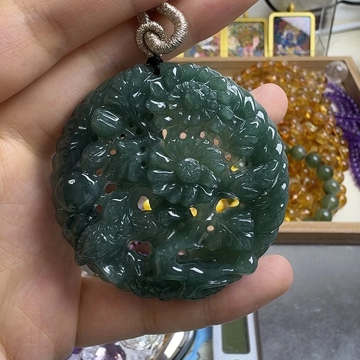 翡翠未镶嵌颈饰矿坑