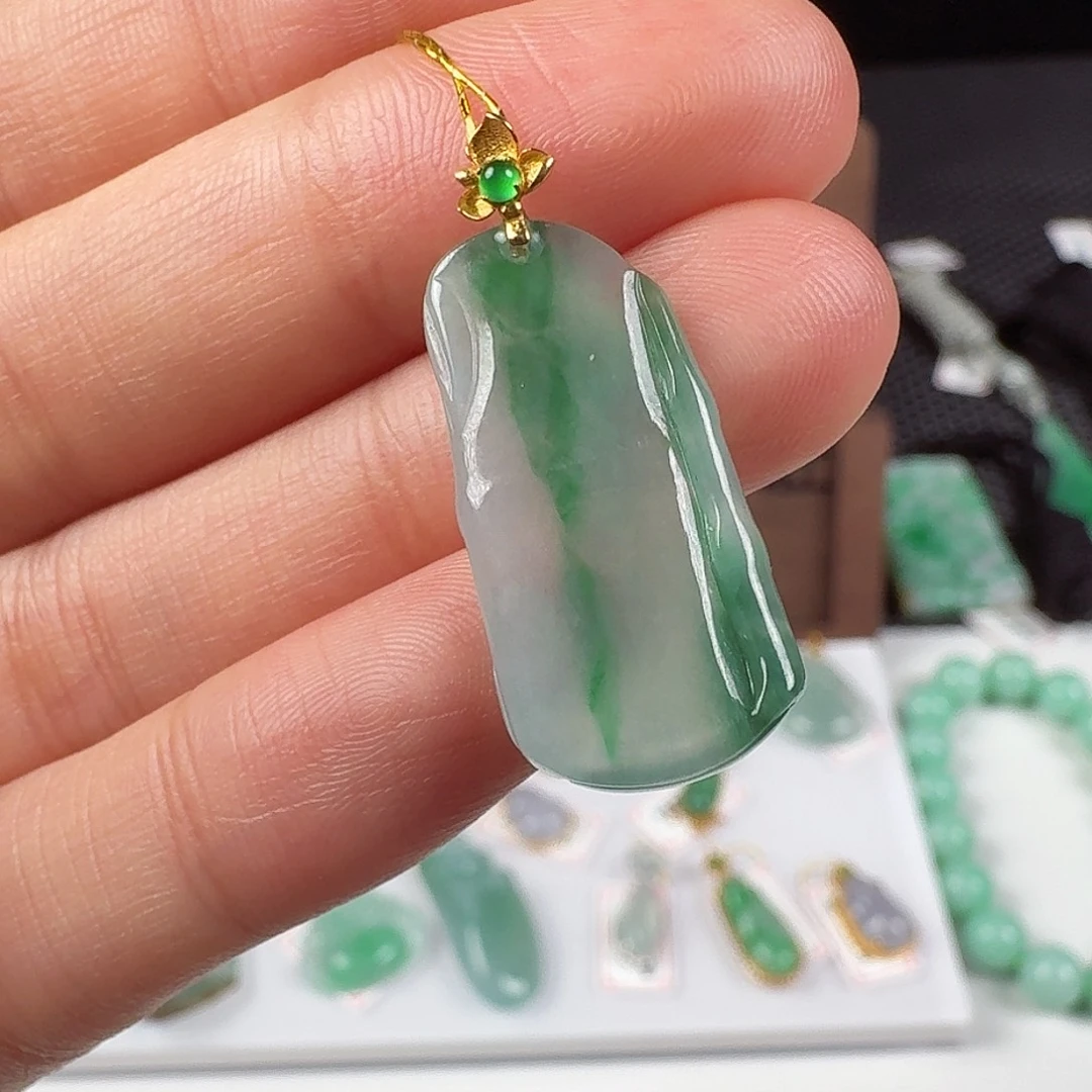 翡翠18K金镶嵌颈饰