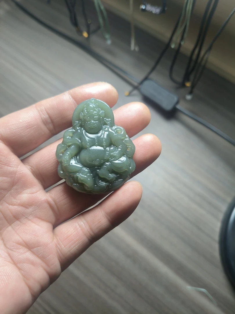 天然和田玉湖水绿黄财神吊坠