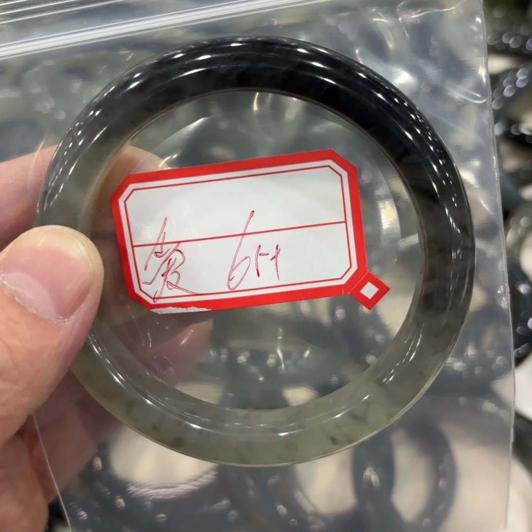 蛇纹石玉手镯未镶嵌爱****?