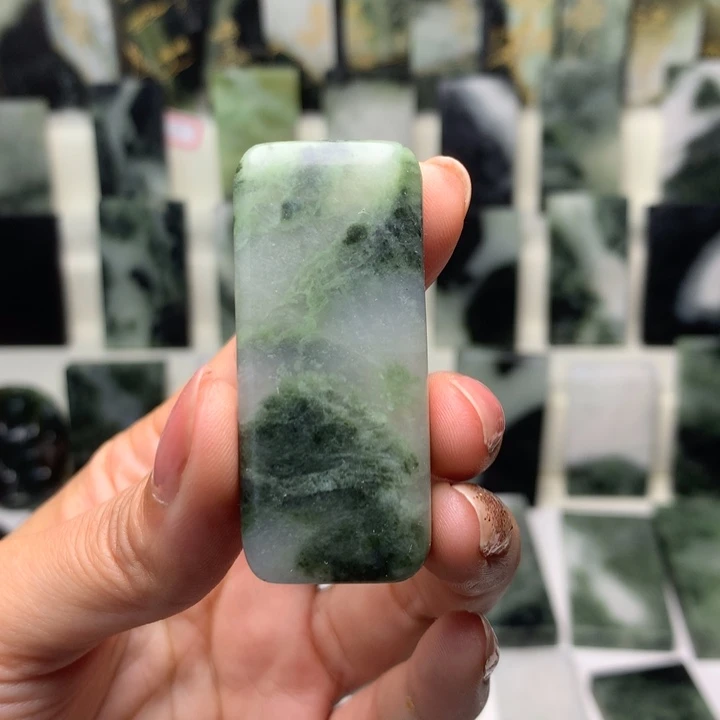 独山玉颈饰未镶嵌