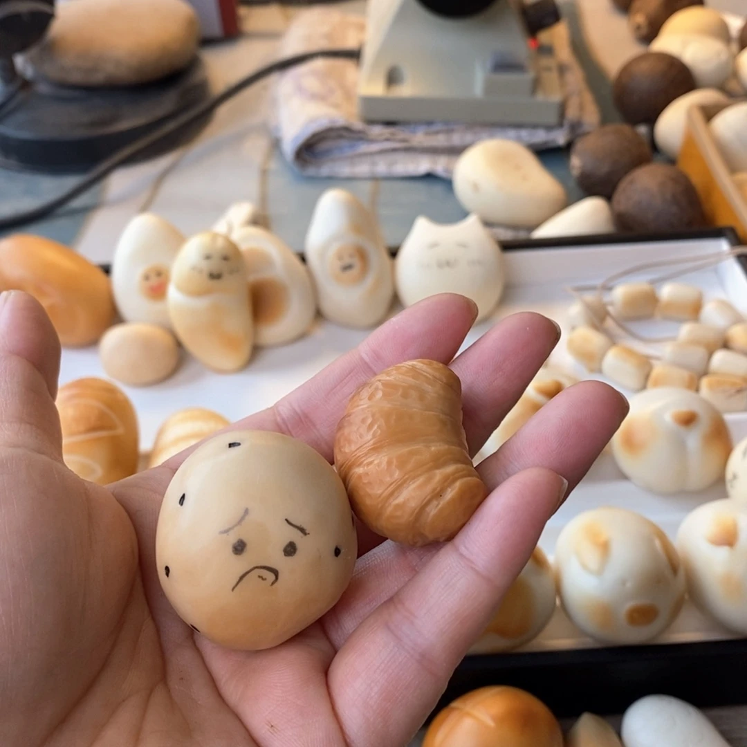 菩提根/象牙果把件✨****?象牙果雕刻牛角包和土豆加表情