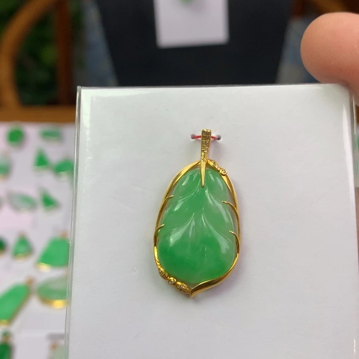 翡翠18K金镶嵌颈饰