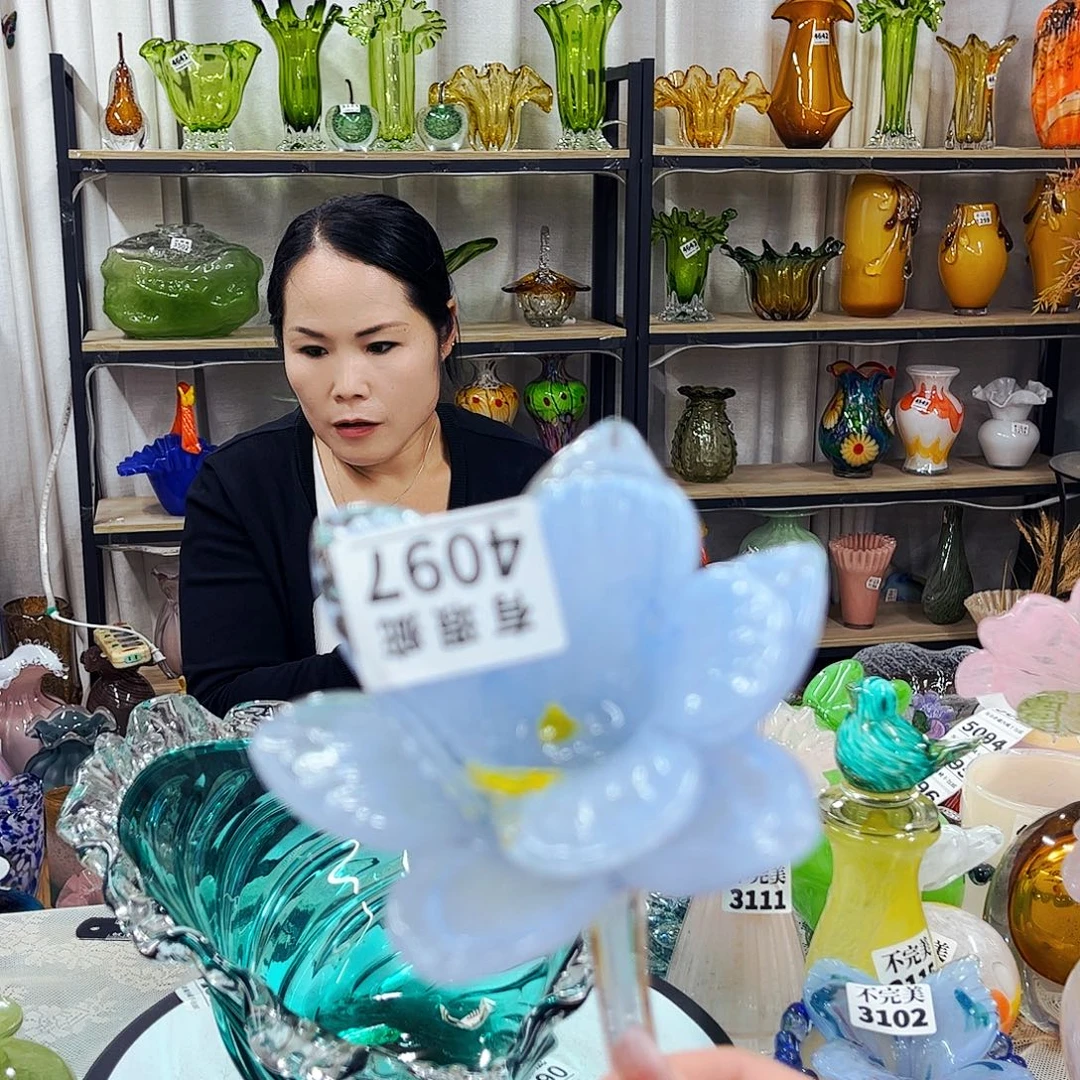 4097 家悦美居琉璃摆件掉瓣瑕