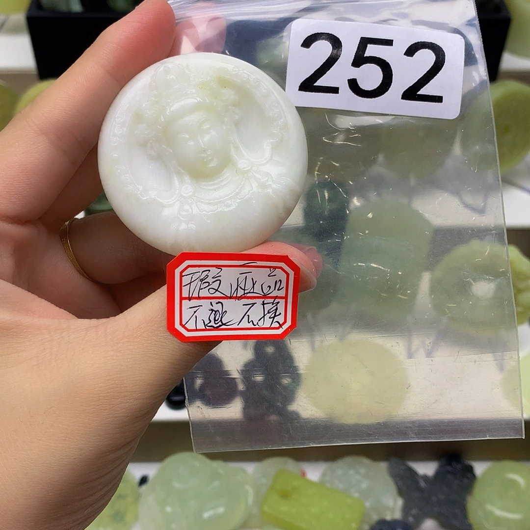 蛇纹石玉颈饰未镶嵌