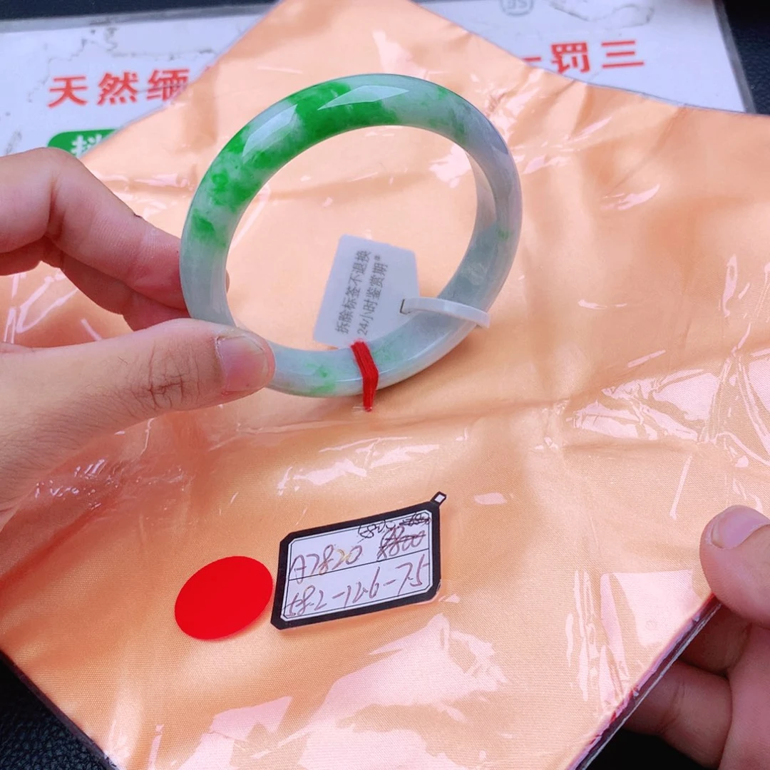 翡翠手镯未镶嵌我