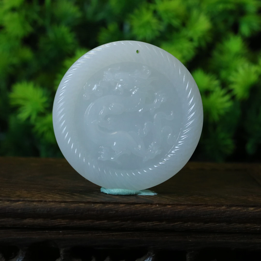 【嘉琪珠宝】天然和田玉且末白精雕仿古龙雕圆佩