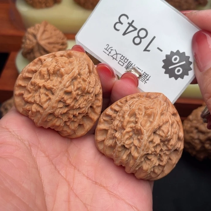 好***生吊坠文玩核桃42货头三角白
