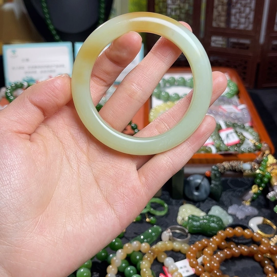 和田玉未镶嵌手镯