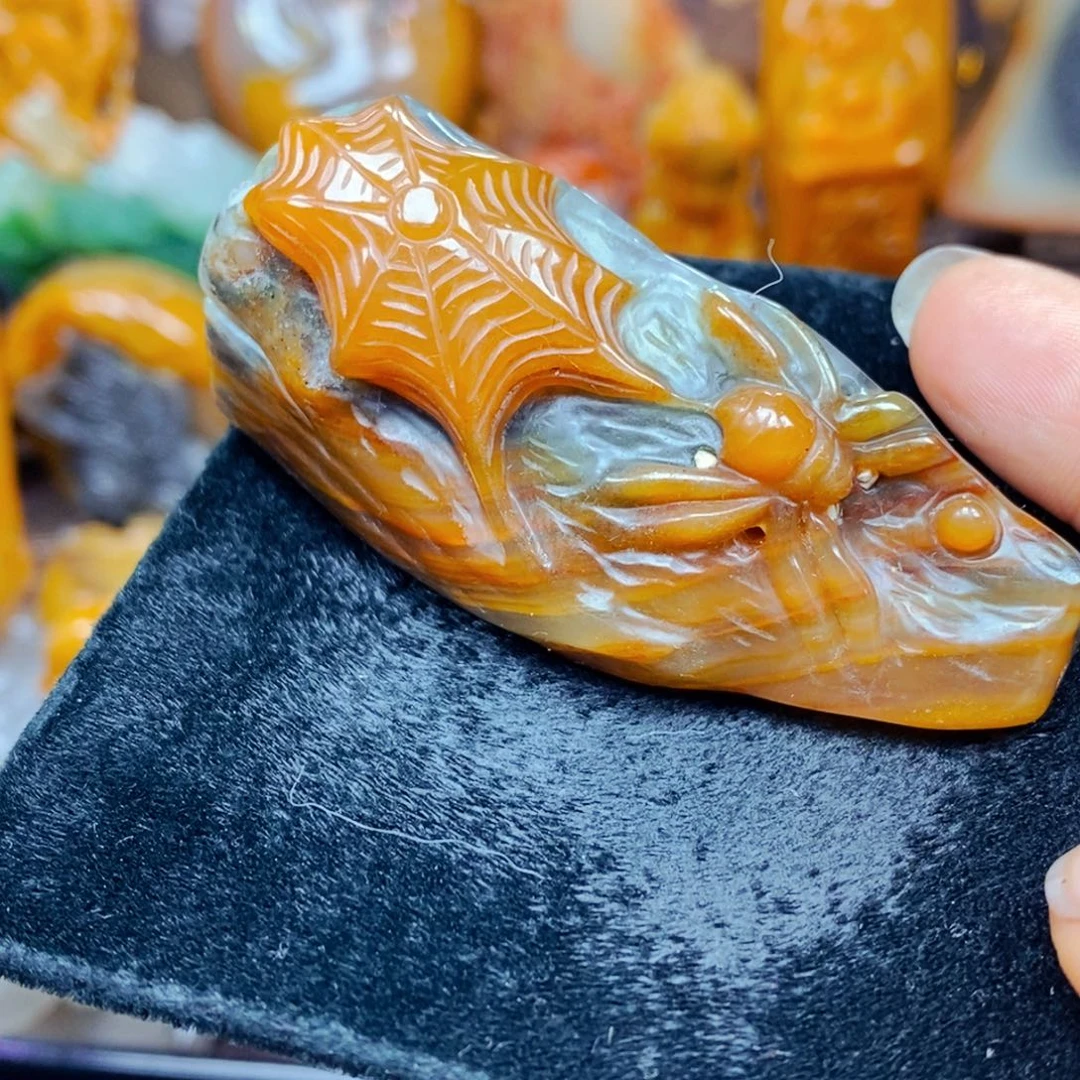 未镶嵌石英质玉（黄龙玉）颈饰