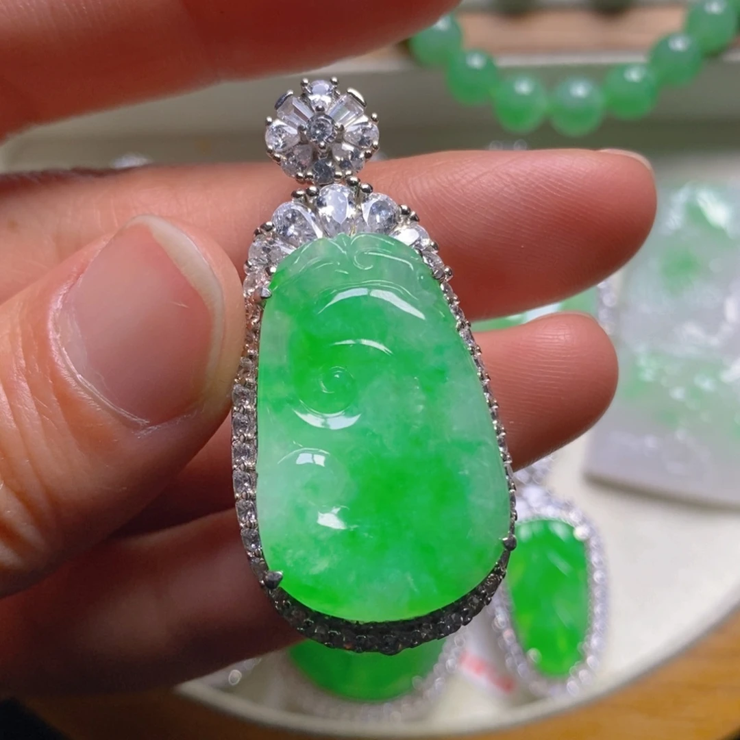 翡翠颈饰银S925镶嵌如意吊坠