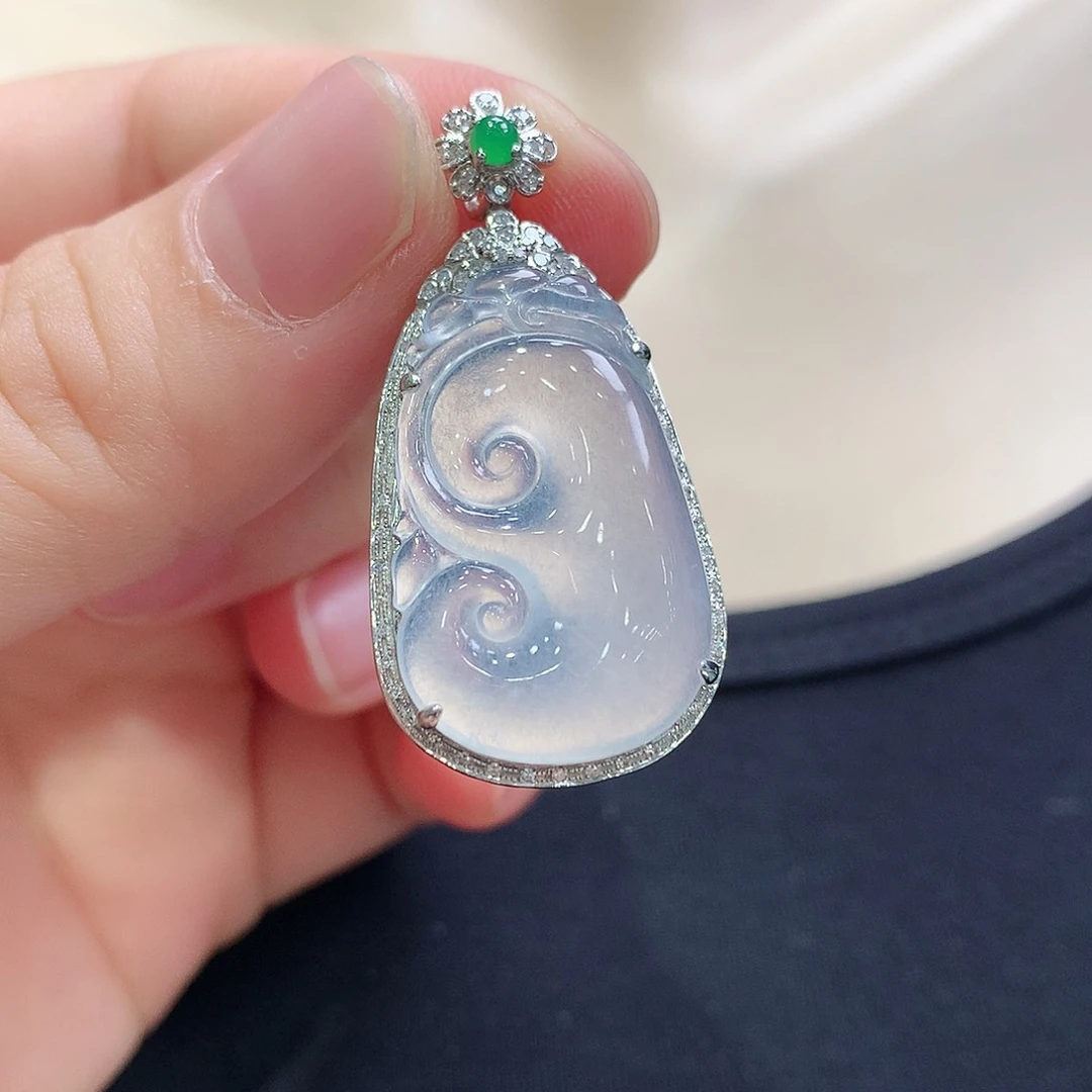 翡翠18K金镶嵌颈饰如意