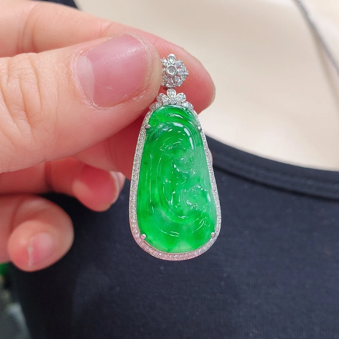 翡翠颈饰18K金镶嵌如意