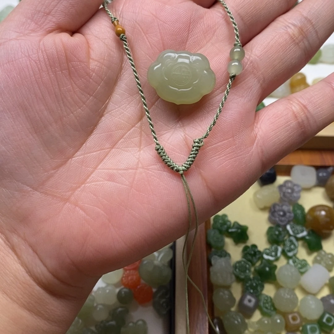 伽***莉和田玉未镶嵌颈饰