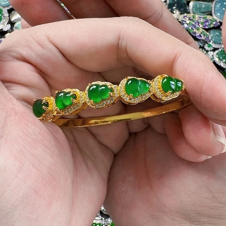 翡翠颈饰未镶嵌天然A货翡翠放漏