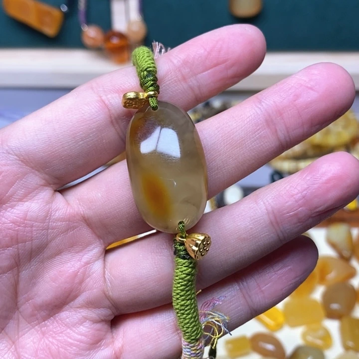 蜜蜡珠宝奇石未镶嵌东**人