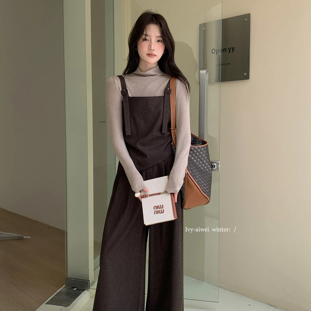 叠穿吊带背心+简约高领纯色打底+高腰显瘦阔腿裤套装