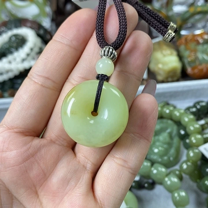 透闪石质玉挂件未镶嵌林*