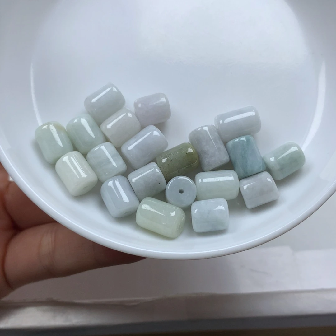 翡翠颈饰未镶嵌卡8桶珠。