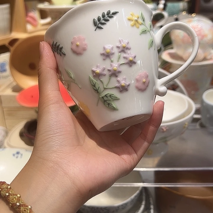 浮雕小花马克杯白色