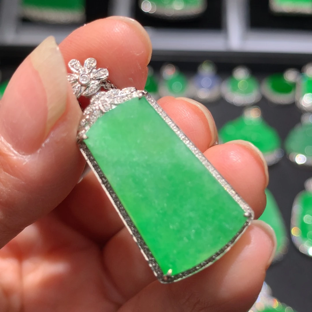 翡翠颈饰18K金镶嵌翡翠