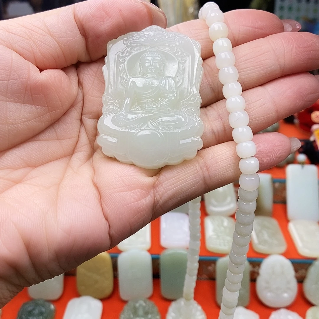 小***巴和田玉未镶嵌颈饰