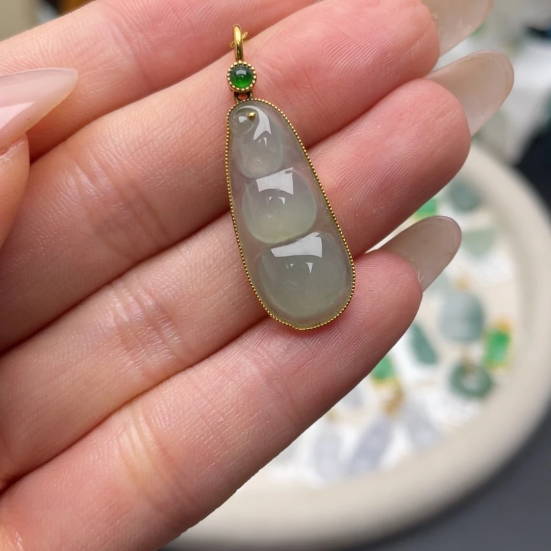 翡翠18K金镶嵌颈饰