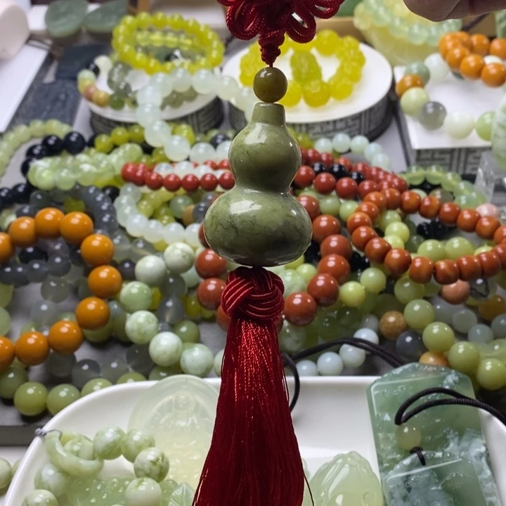 蛇纹石玉未镶嵌颈饰