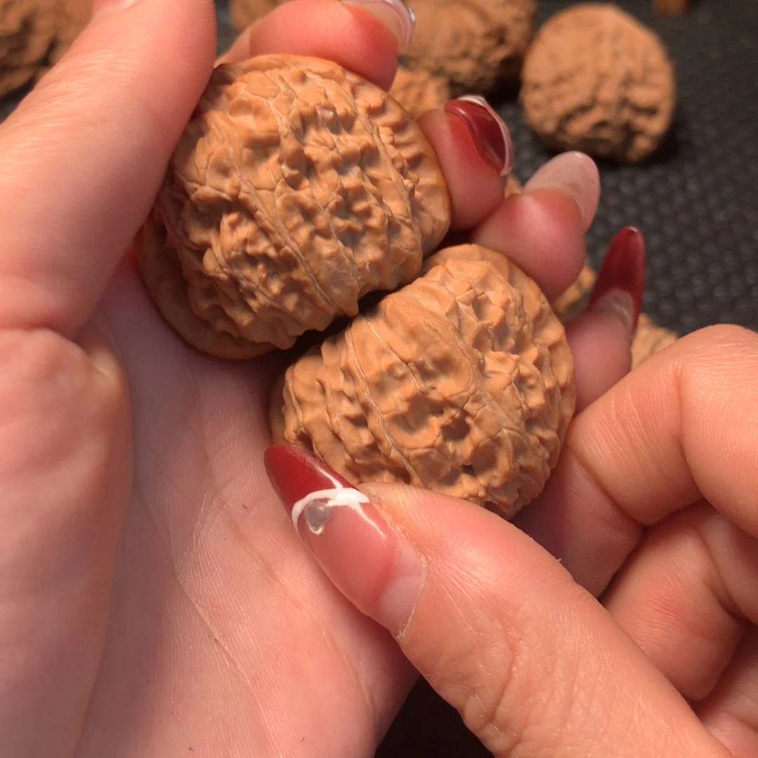 【闪购商品】文玩核桃吊坠三角白