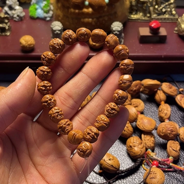 龙纹桃核雕刻恶僧