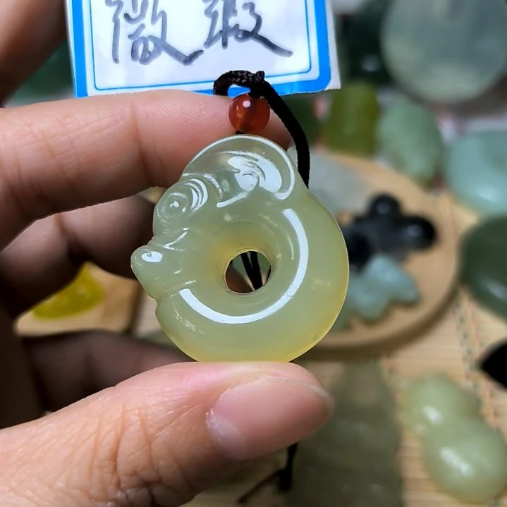 蛇纹石玉颈饰未镶嵌孤***哥