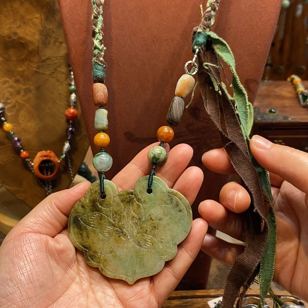 翡翠未镶嵌吊坠(赠链)