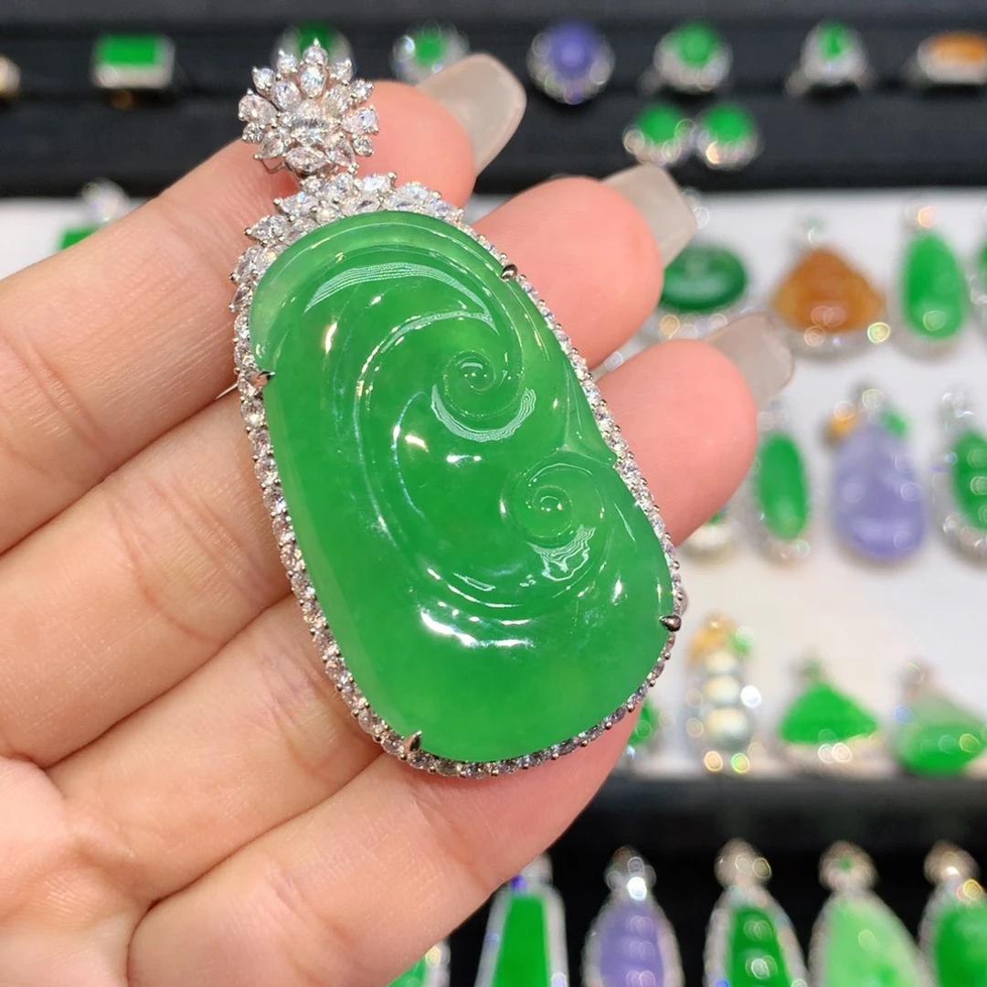 翡翠18K金镶嵌颈饰