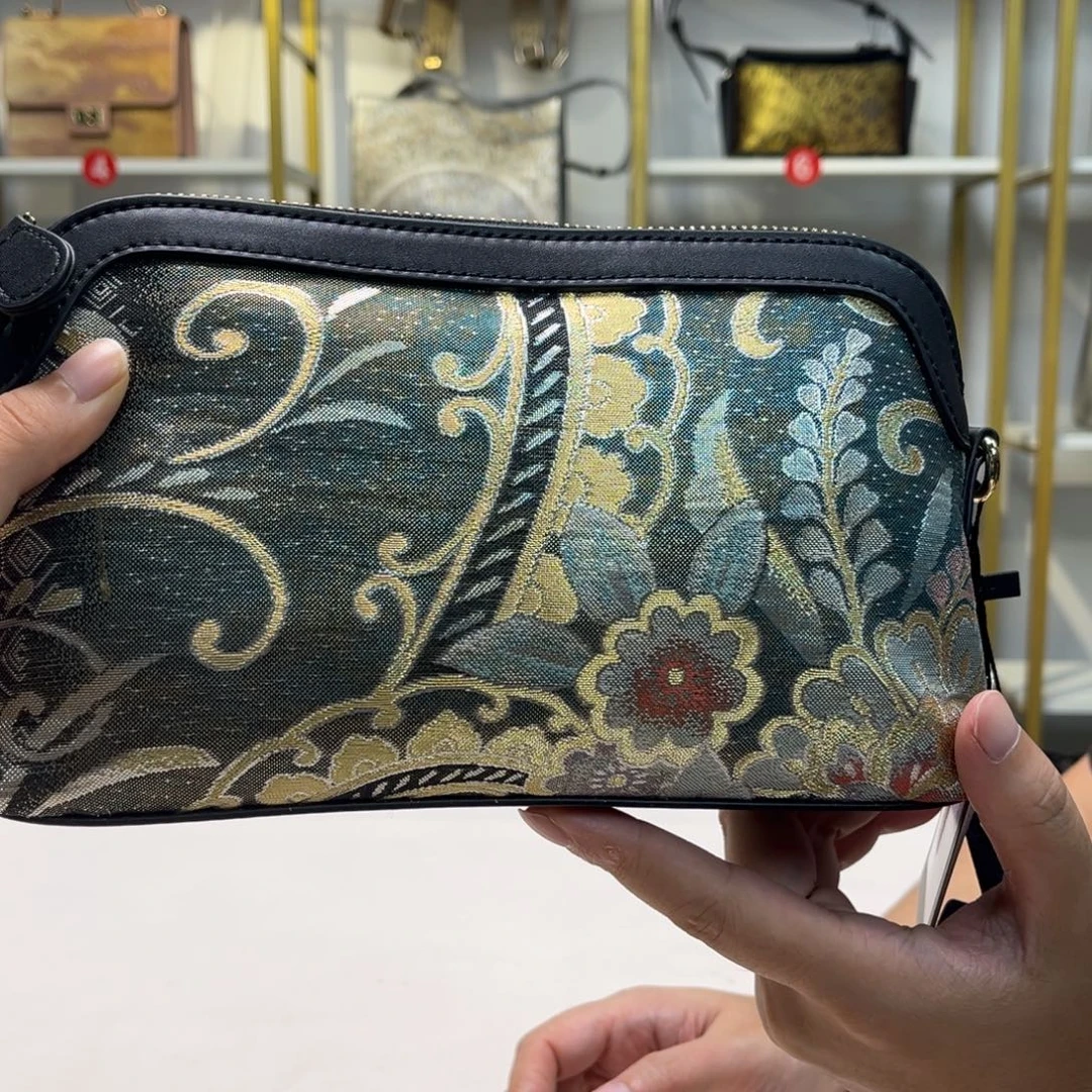 拨***空织绣高定风雨中的花朵，倔强又美丽。大漏