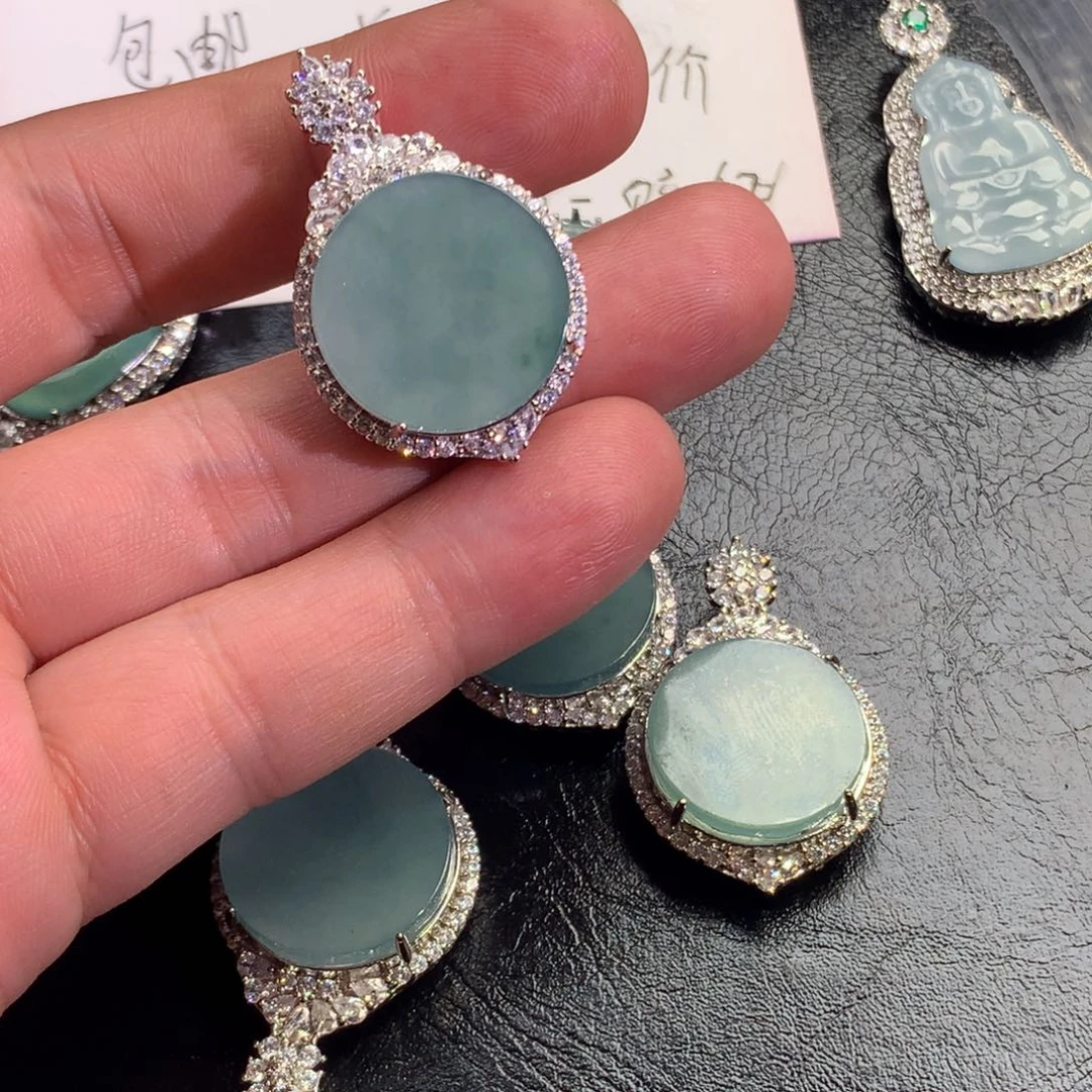 翡翠颈饰未镶嵌无事牌