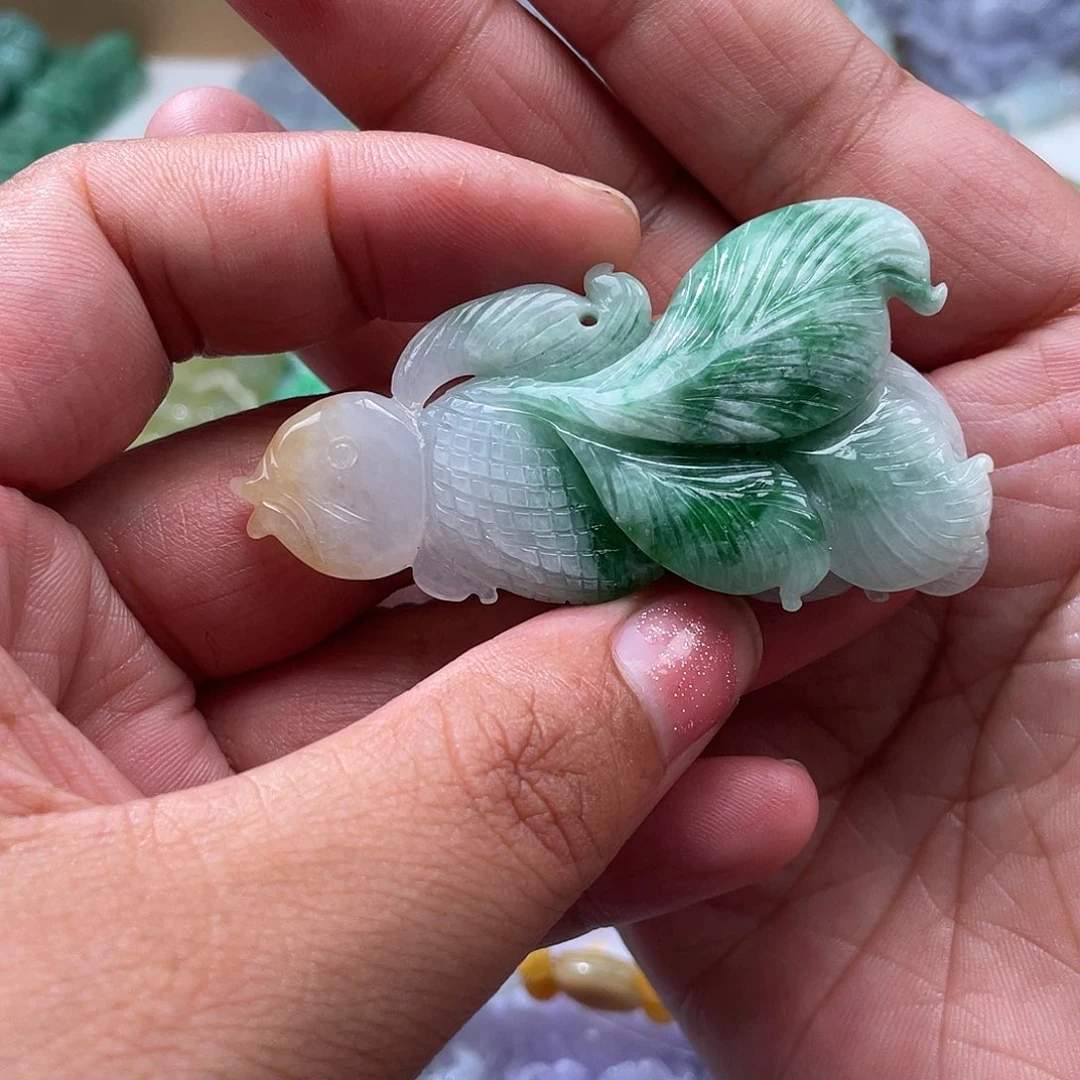 翡翠未镶嵌颈饰莲*