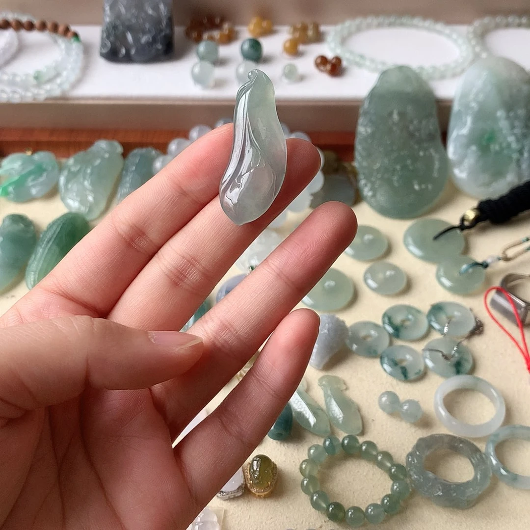 翡翠未镶嵌颈饰玉兰花