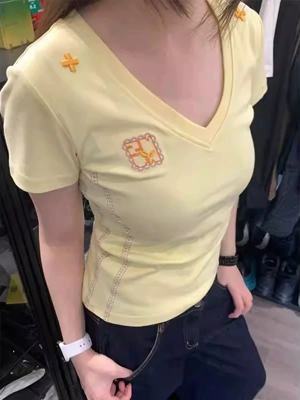 美式辣妹奶黄色刺绣V领短袖t恤女夏季2025年修身显瘦百搭短款上衣