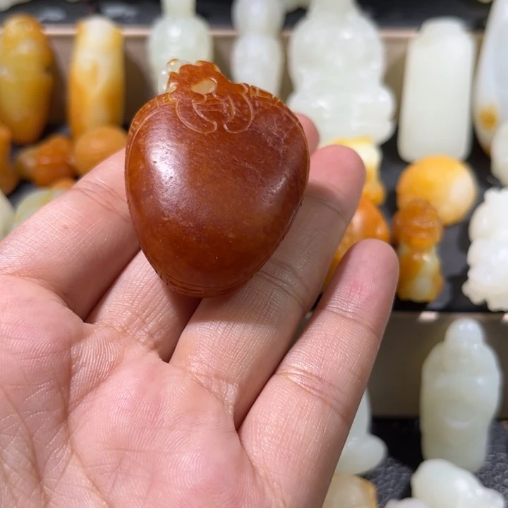 淡***笨和田玉未镶嵌颈饰