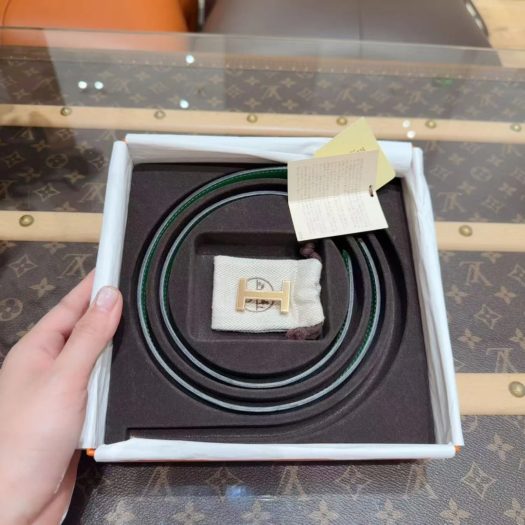 未使用 Hermes/爱马仕 女款 绿色双面腰带! 长:75cm! 宽1.5cm!