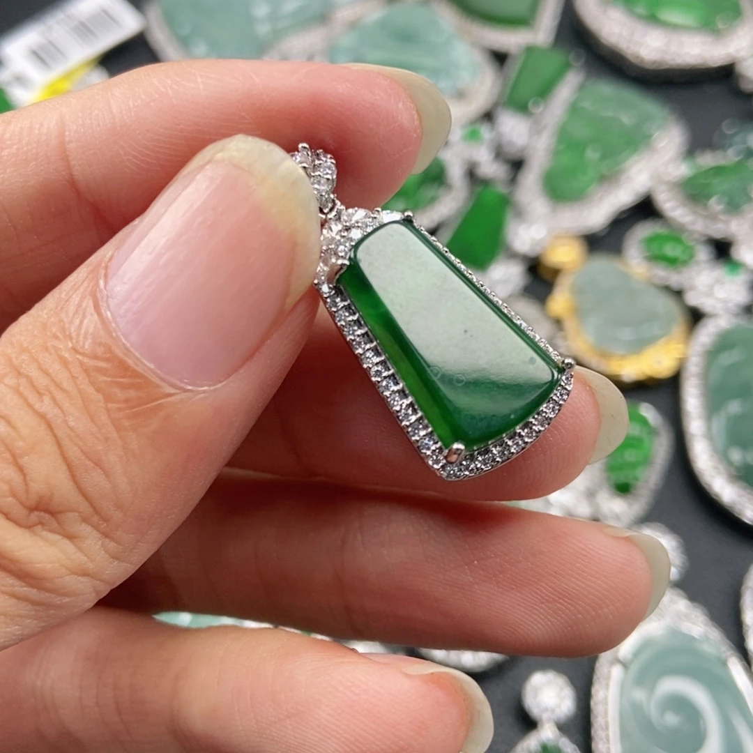 翡翠未镶嵌吊坠(赠链)